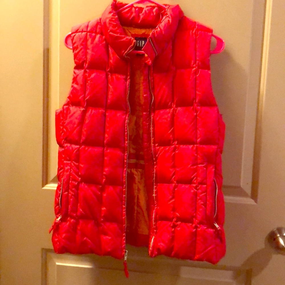 NWOT!! Size S Red Gap puffer vest